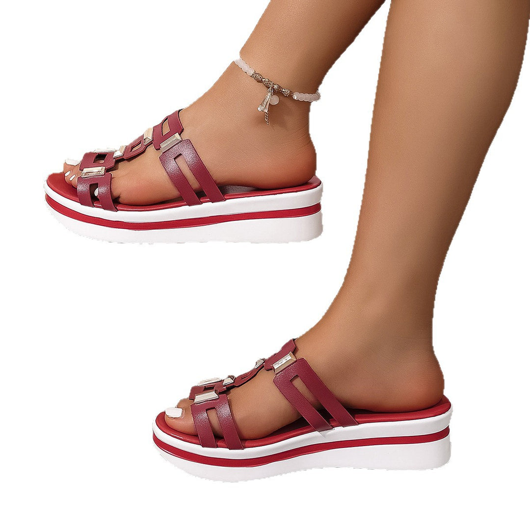 Damen Trendige Plateausandalen mit modischen Metallakzenten EB
