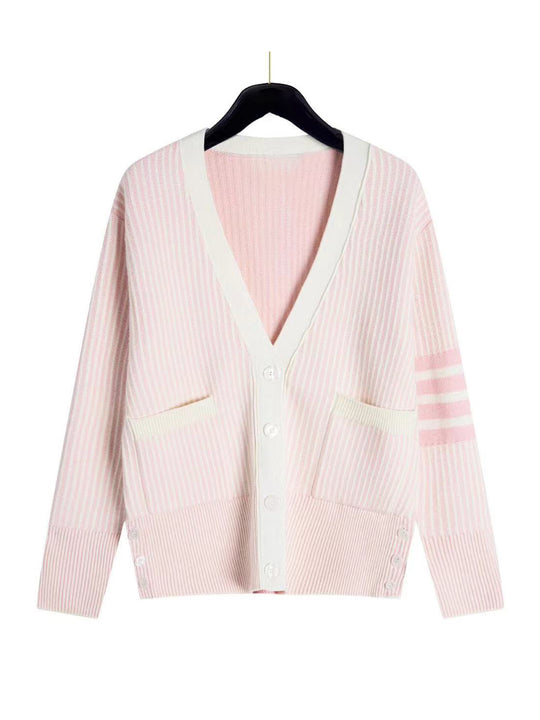 Damen modische Strickjacke mit Knopfdetails und praktischen Taschen EB
