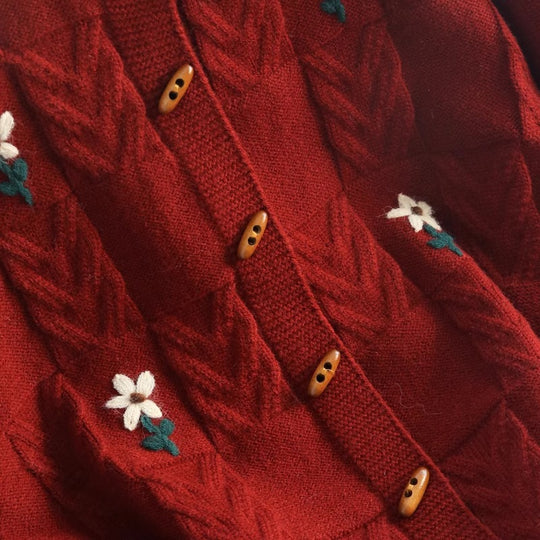 Damen Strickjacke mit floralem Zopfmuster und Holzknöpfen EB