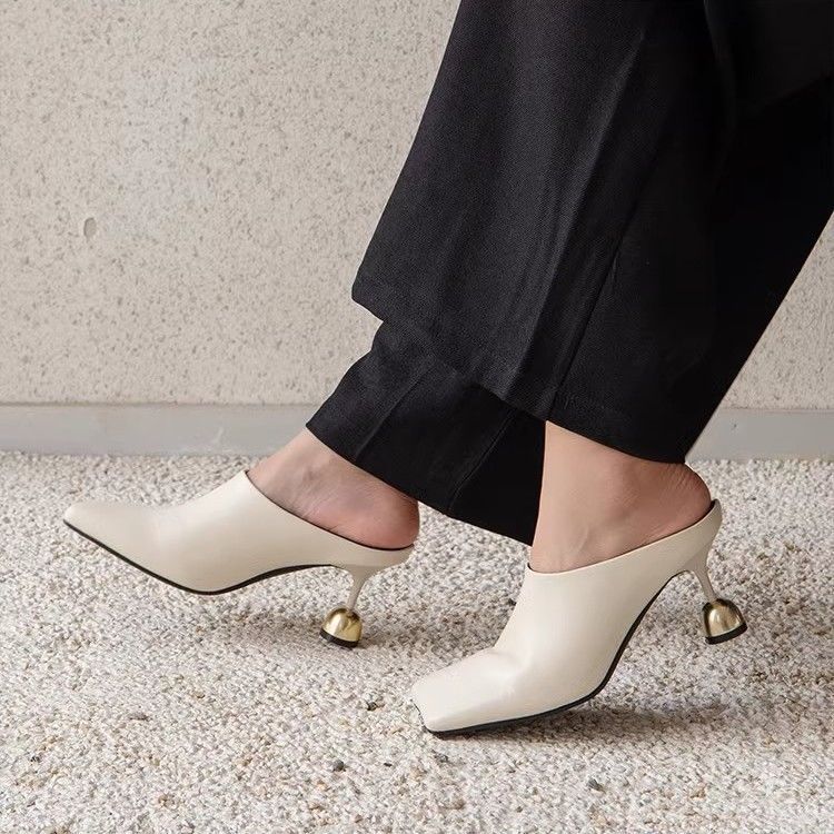 Damen elegante Mules mit goldenen Absatzakzenten EB