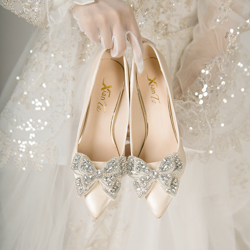 Damen Elegante Pumps mit funkelnder Blumenapplikation und schmalem Absatz EB