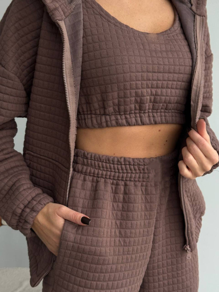 Damen gesteppter Quilt-Lounge-Zweiteiler aus Soft-Fleece mit Kapuzen-Zipjacke, High-Waist-Bundhose und Bustier-Top Eichborn Berlin