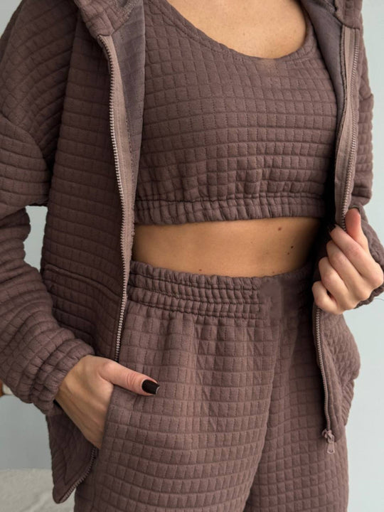 Damen gesteppter Quilt-Lounge-Zweiteiler aus Soft-Fleece mit Kapuzen-Zipjacke, High-Waist-Bundhose und Bustier-Top Eichborn Berlin