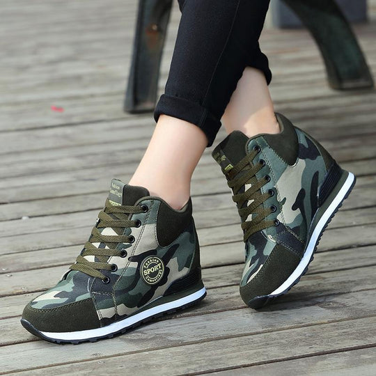 Damen Sportliche High-Top Sneakers mit Camouflage-Muster EB