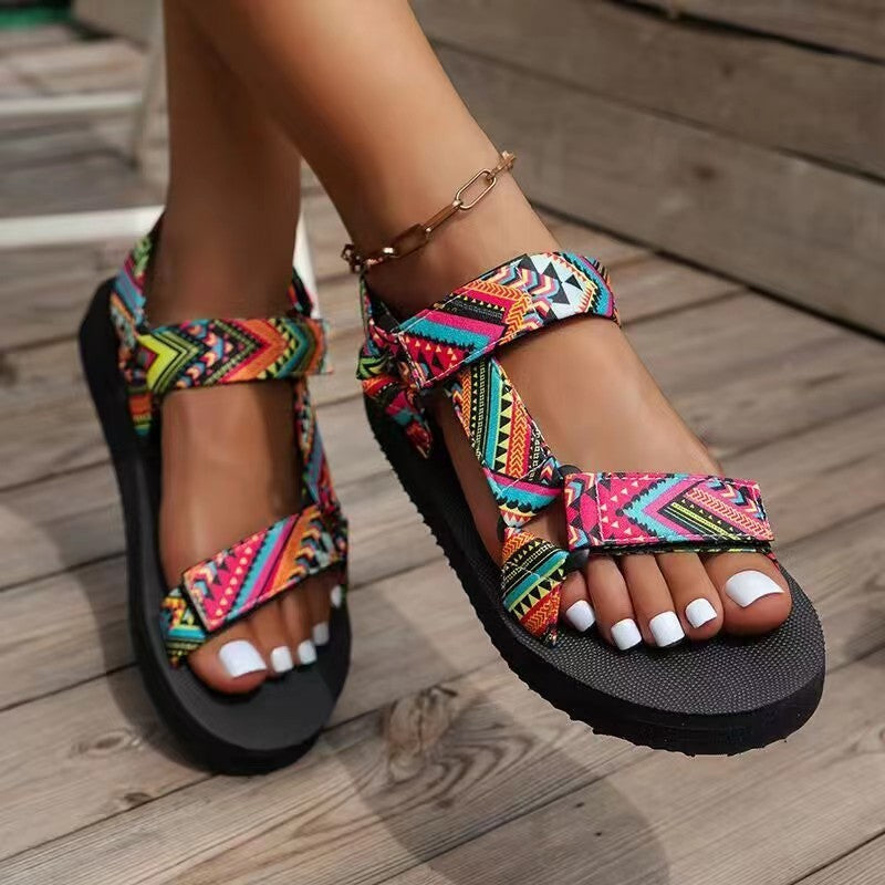 Damen komfortable und modische Sandalen mit buntem Ethno-Design EB