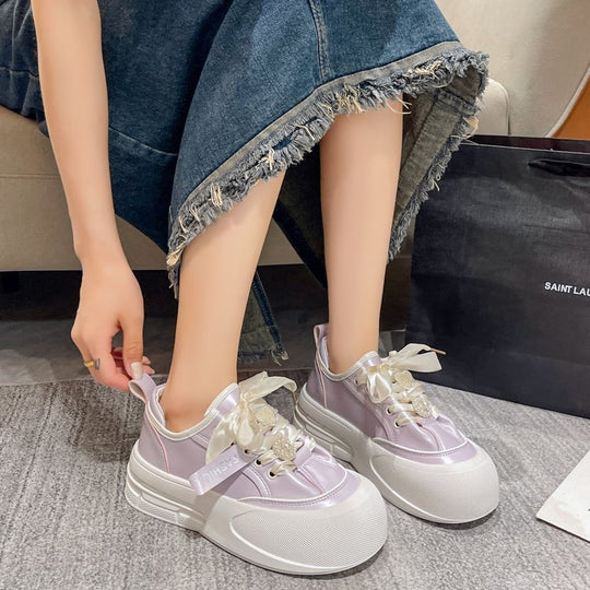Damen modische Sneakers mit detailverliebtem Satinband und glamourösen Applikationen EB