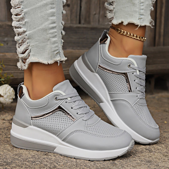 Damen Keilabsatz-Sneaker mit perforierten Einsätzen und Metallic-Details EB