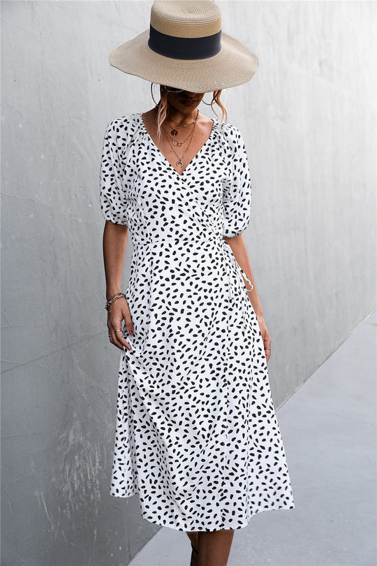 Damen Wickelkleid mit eleganten Puffärmeln und modernem Muster EB