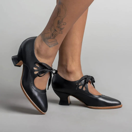 Damen  Vintage-inspirierte Mary-Jane Pumps mit geschwungenem Mittelhochabsatz und Zierlochung EB