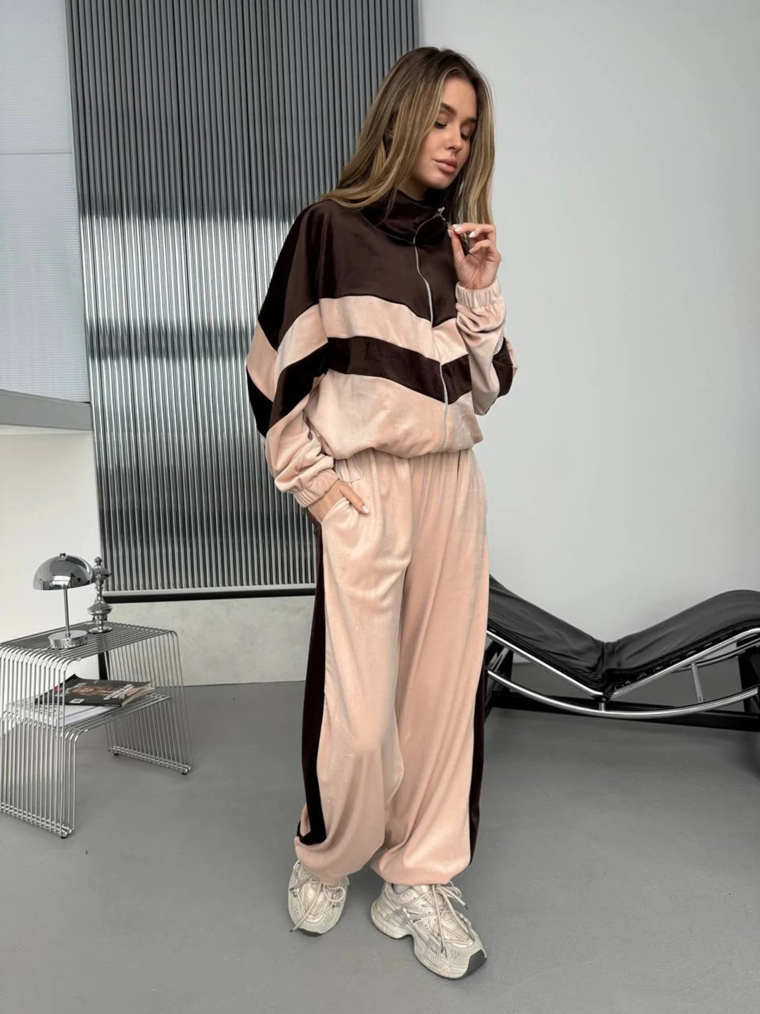 Damen Retro-inspiriertes Samt-Trackset mit Chevron-Design, Stehkragen und weiter High-Waist-Jogger Eichborn Berlin