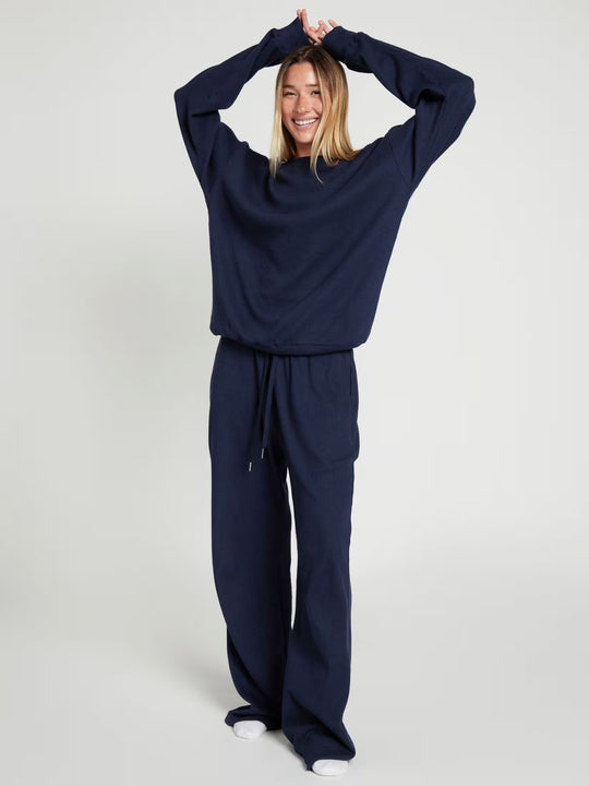 Damen geräumiges Waffelstrick-Loungewear-Set mit Rundhalsausschnitt und Tunnelzughose Eichborn Berlin