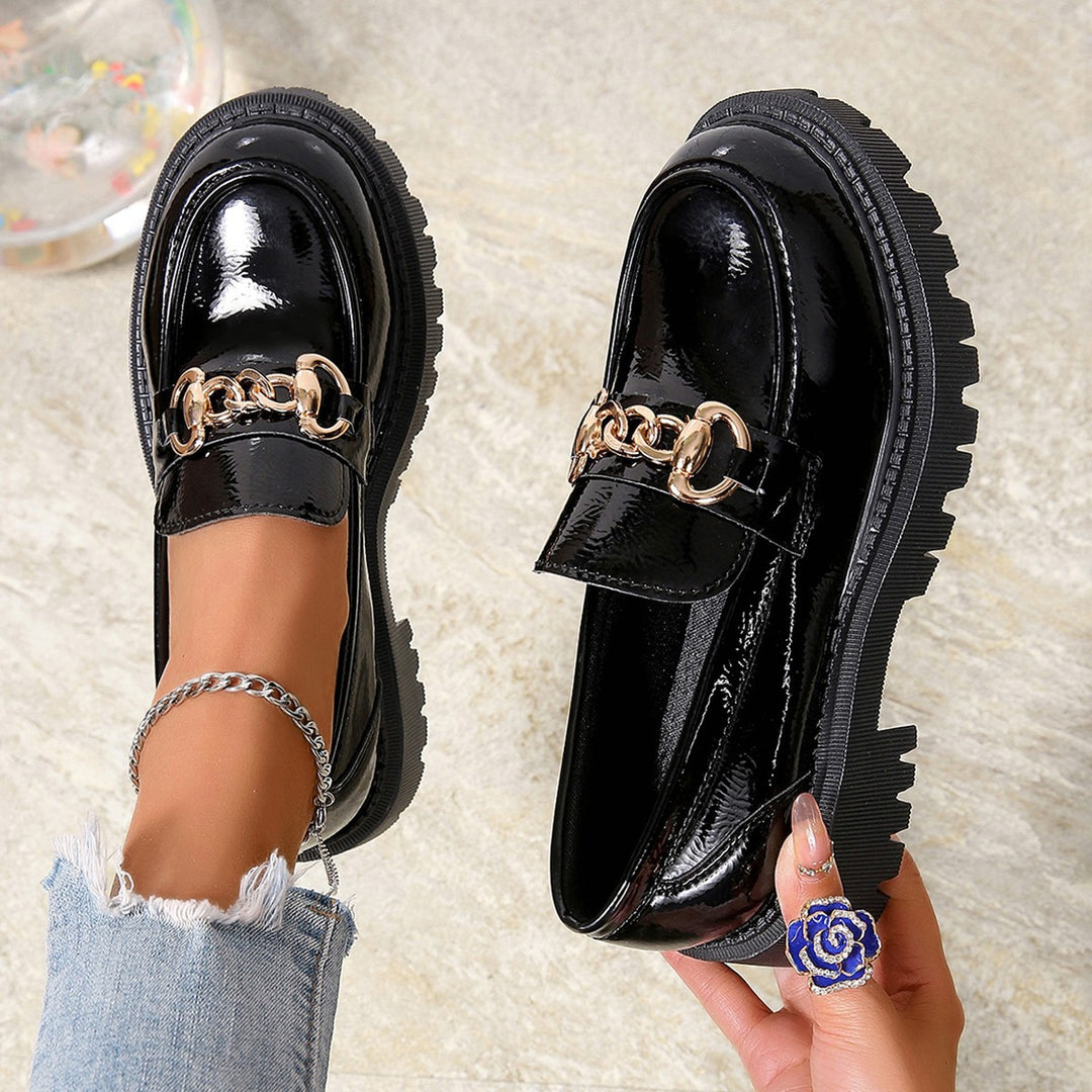 Damen nan robuste Loafer mit profilierter Traktorsohle und dekorativer Metallketten-Applikation EB