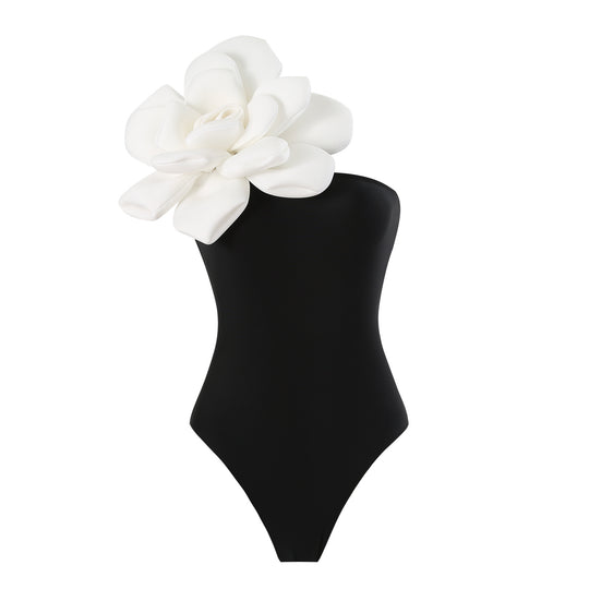 Damen Eleganter Badeanzug mit großem Blumen-Detail und transparentem Überrock EB