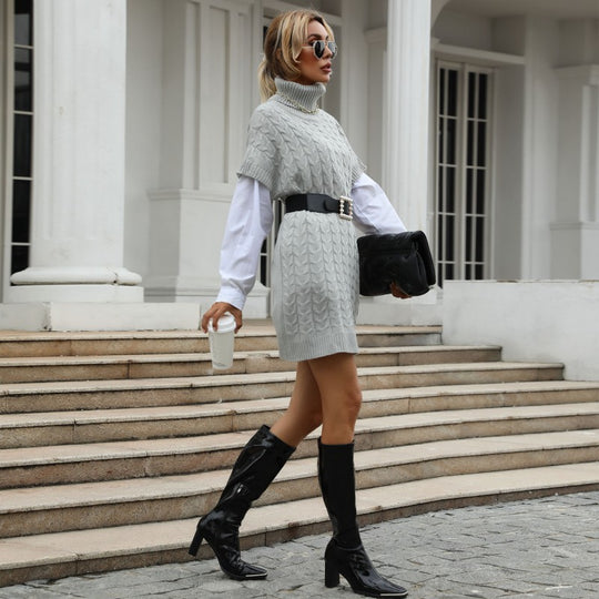 Damen Strickkleid mit hohem Kragen und modernen Schnittdetails EB