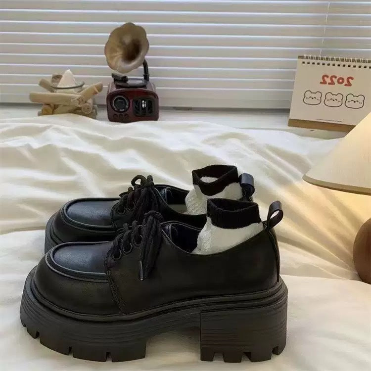 Damen Plateau-Sneaker mit eleganter Lackleder-Optik und kuscheligem Strickkragen EB