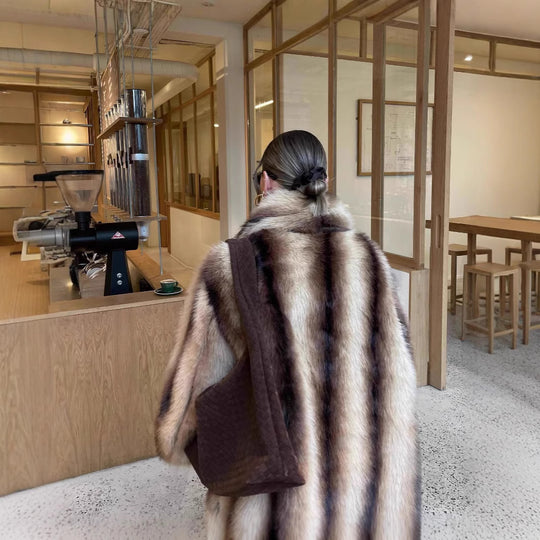 Damen luxuriöser Kunstfellmantel mit breitem Kragen und eleganten Details EB