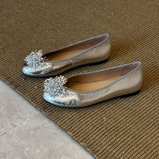 Damen Ballerinas mit außergewöhnlichem Blumendekor und glänzender Oberfläche EB
