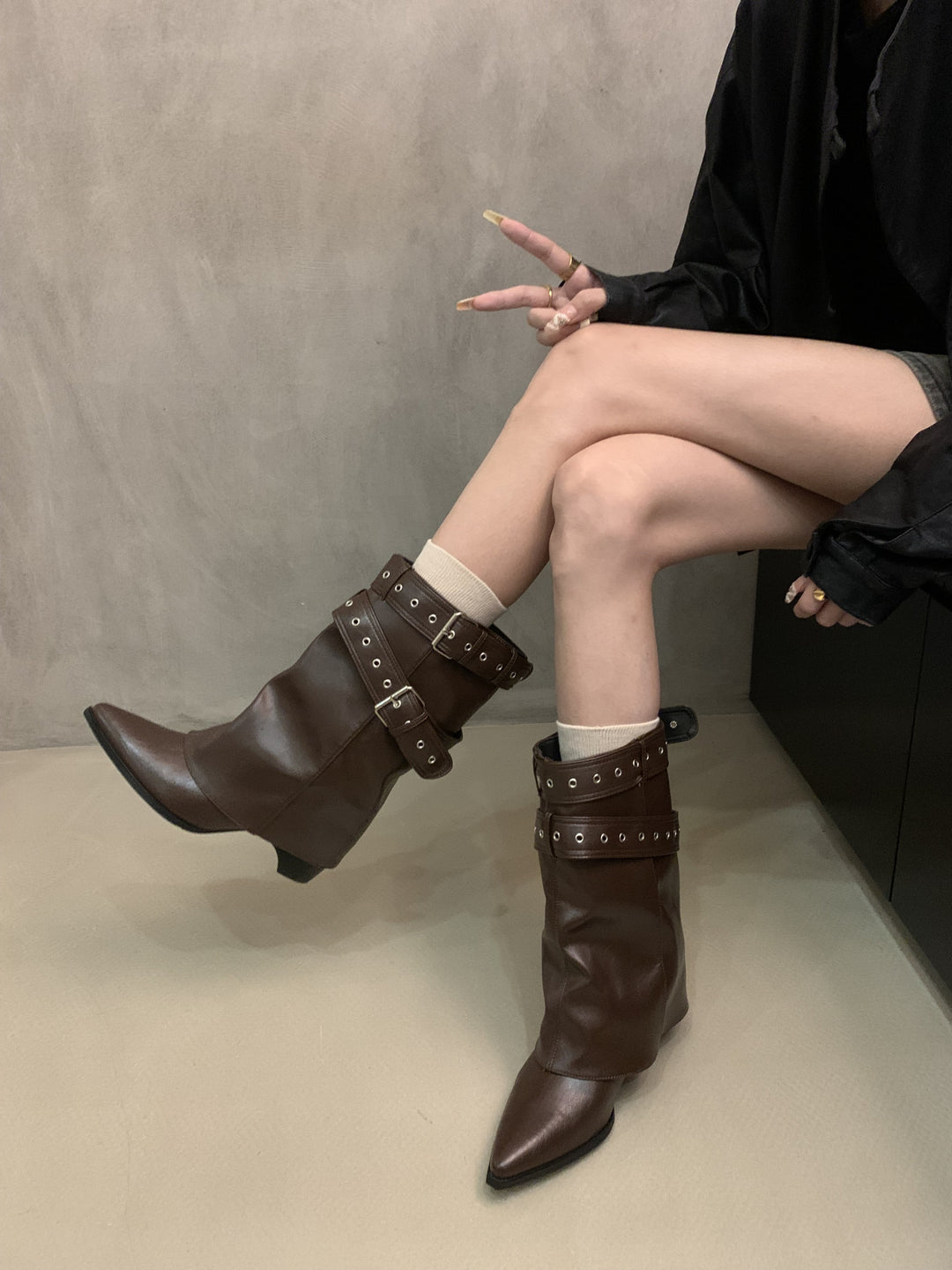 Damen Stiefel mit modischer Schnallenverzierung und schickem Cut-Out EB