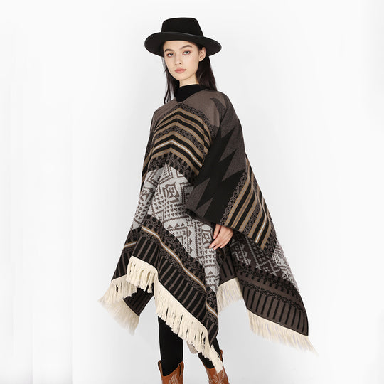 Damen Jacquard‑Ruana im Deckenstil mit V‑Ausschnitt, geometrischem Ethno‑Muster und Fransensaum EB