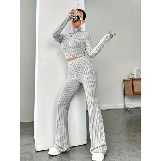 Damen Strickanzug mit hochgeschlossener Bluse und weitem Hosenbein EB