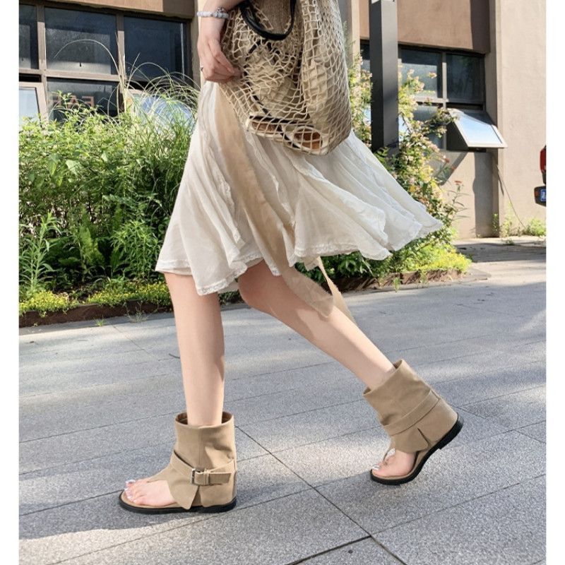 Damen Ankle-Cuff Zehensteg-Sandale mit weitem Schaft und verstellbarem Schnallenriemen EB
