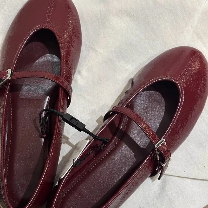 Damen Ballerinas mit verstellbarem Riemen und glänzender Oberfläche EB
