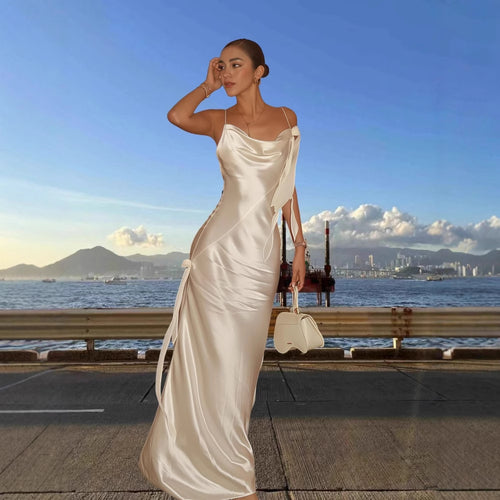 Damen Elegantes Satin-Maxikleid mit raffiniertem Raffungseffekt und asymmetrischen Trägern EB