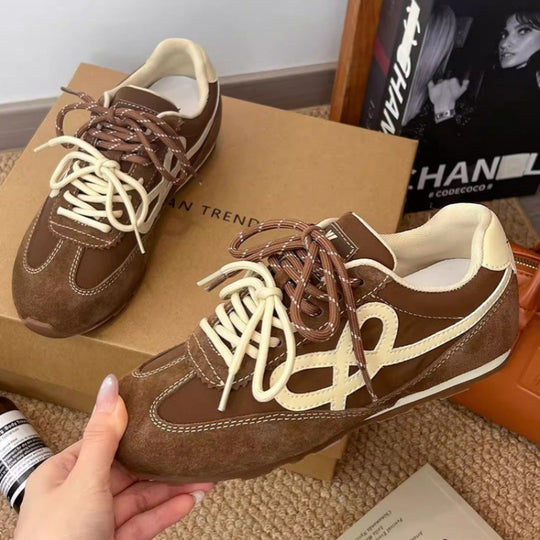 Damen Sportliche Sneaker mit modischem Obermaterial und besonderen Schnürdetails EB