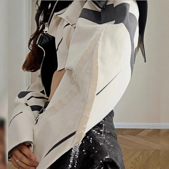 Damen Modische Cropped Jacke mit geometrischem Design und Kunstlederdetails EB