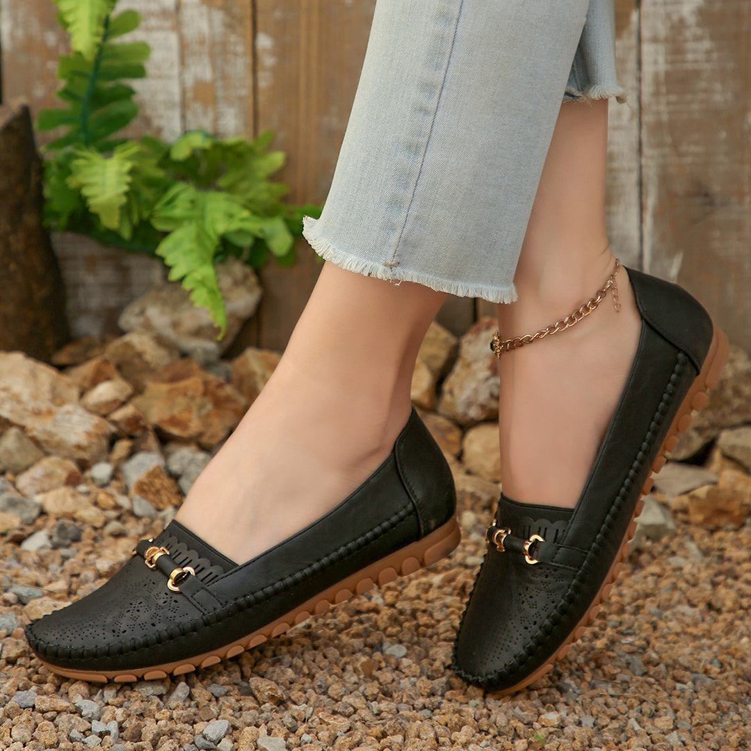 Damen  perforierte Komfort-Loafer mit goldfarbener Zierschnalle, gewelltem Vorderblatt und konturierter Memory-Innensohle EB