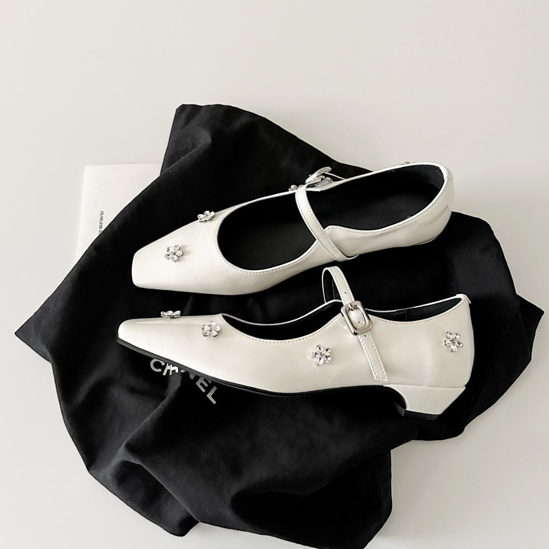 Damen Ballerina Schuhe mit dekorativen Blumenapplikationen und Riemen EB