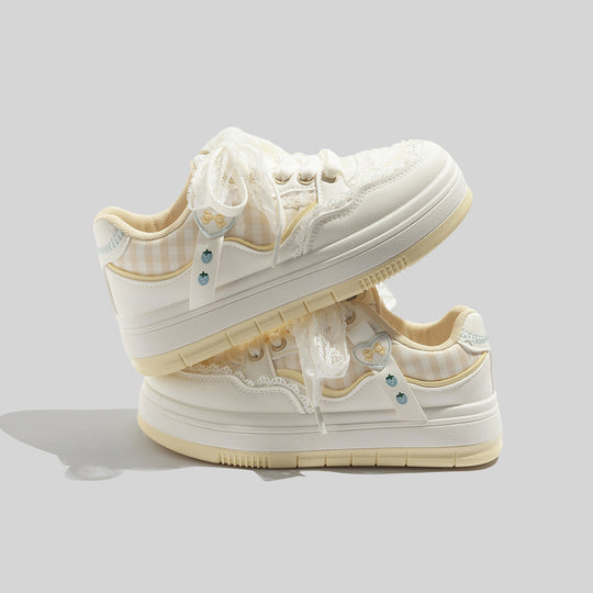 Damen Sneaker mit verspieltem Design und romantischen Spitzenakzenten EB