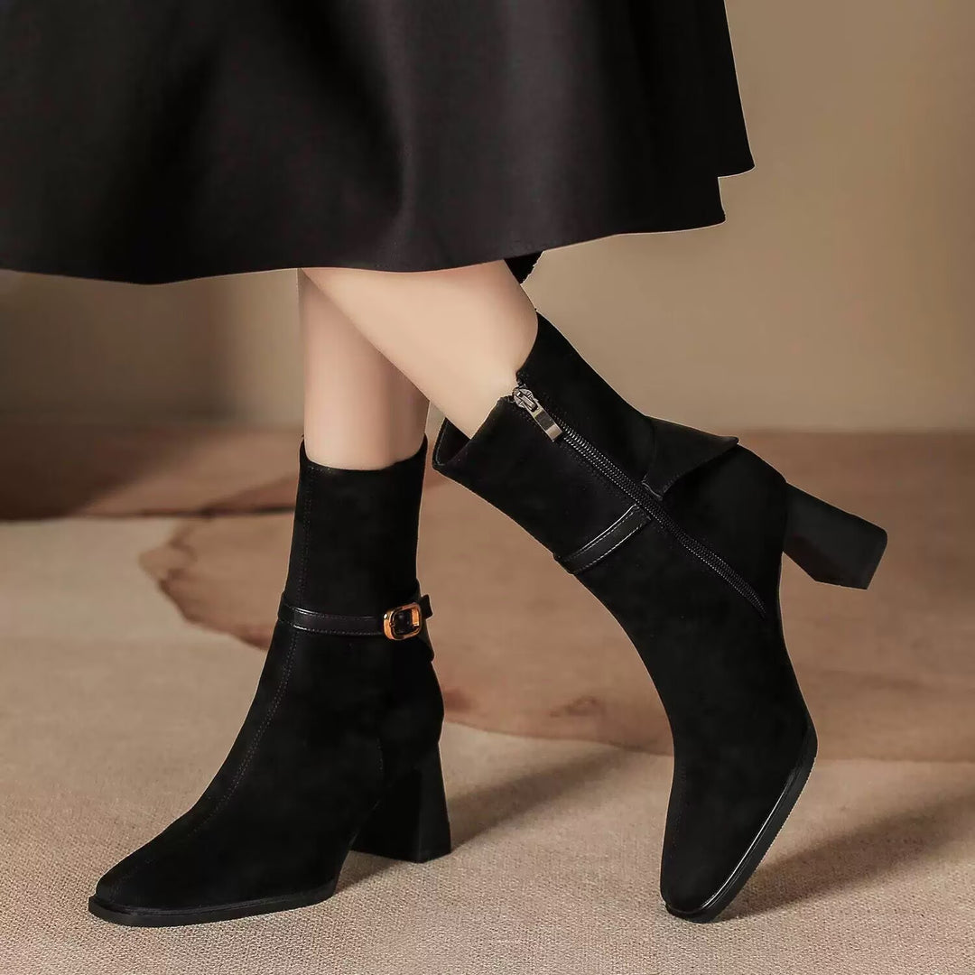 Damen  elegante Veloursleder-Stiefelette mit mittlerem Blockabsatz und dekorativem Schnallenriemen EB