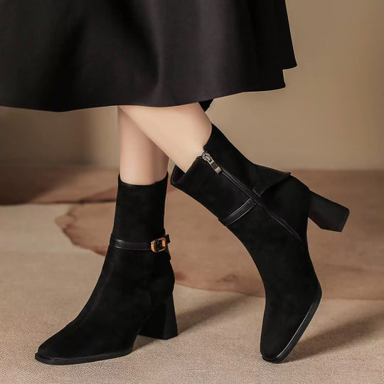 Damen  elegante Veloursleder-Stiefelette mit mittlerem Blockabsatz und dekorativem Schnallenriemen EB