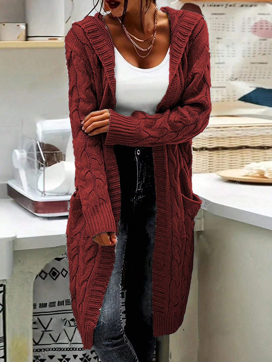 Damen Strickjacke im lässigen Langschnitt mit Zopfmuster und praktischen Taschen EB