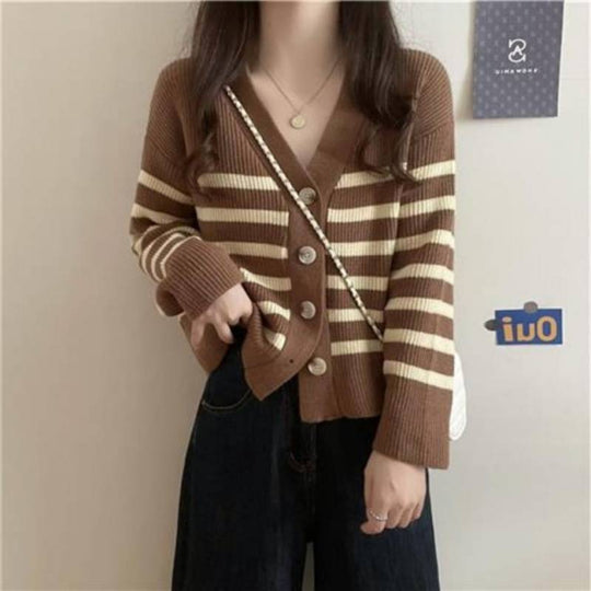 Damen gestreifte Strickjacke mit elegantem V-Ausschnitt und dekorativen Knöpfen EB