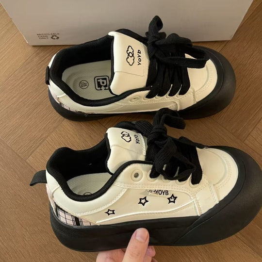 Damen Hochfront Sneaker mit trendigem Plateau und Sternen-Applikationen EB