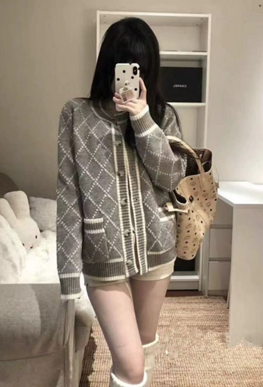 Damen modischer Strickcardigan mit eleganter Rautenmusterstruktur und goldenen Knöpfen EB