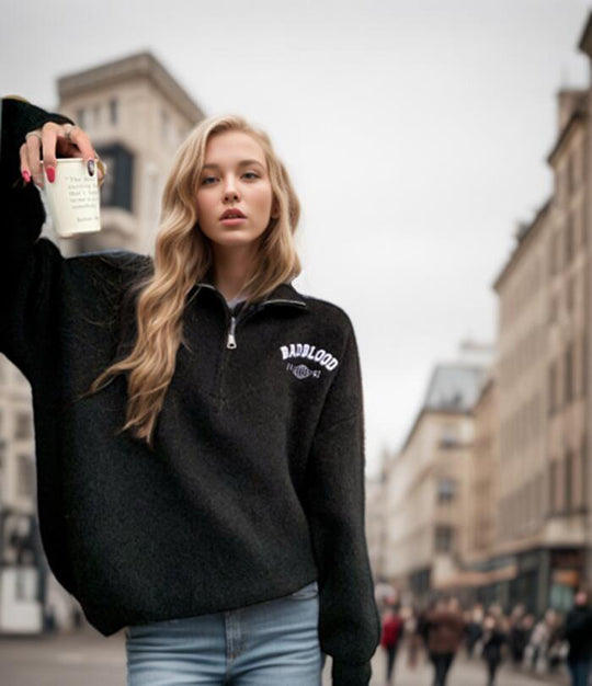 Damen Flauschiger Stehkragenpullover mit Reißverschluss und modernen Details EB
