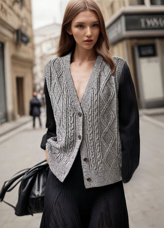 Damen Strickweste mit kunstvollem Zopfmuster und Knopfdetails EB