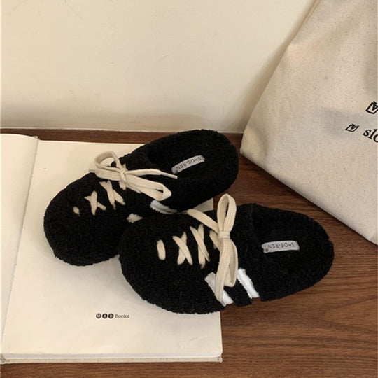 Damen Hausschuhe mit kuscheligem Fleece-Innenfutter und verspieltem Schnür-Design EB