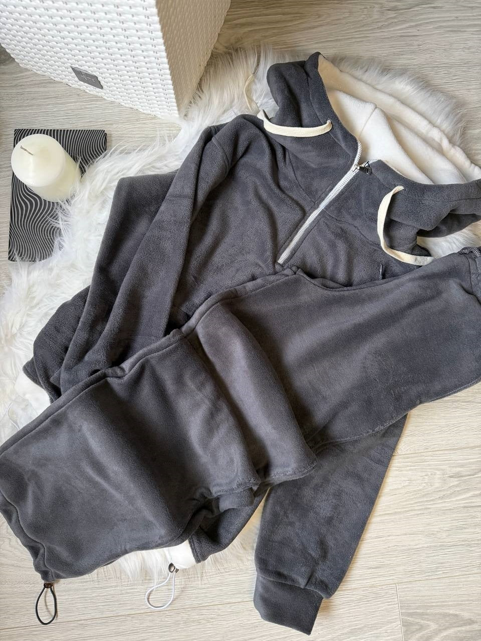Damen Fleece-Loungewear-Set mit halbem Frontzip, gefütterter Kapuze und hochgeschnittener Komforthose Eichborn Berlin