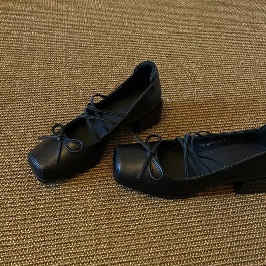 Damen Quadratpumps mit dekorativen Schnürdetails und elegantem Blockabsatz EB