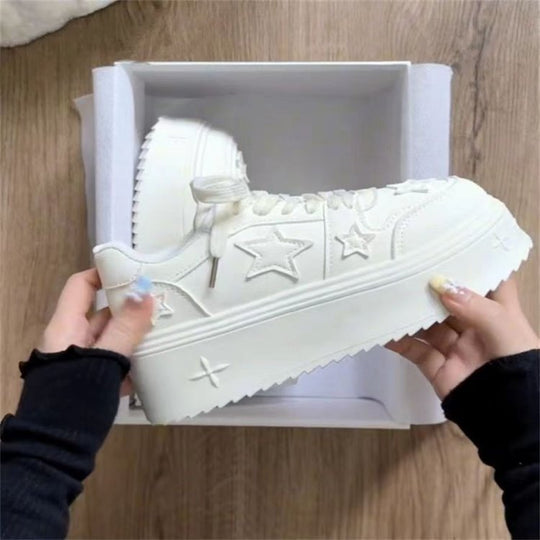 Damen Plateau-Sneaker mit modernen Stern-Applikationen und dämpfender Sohle EB