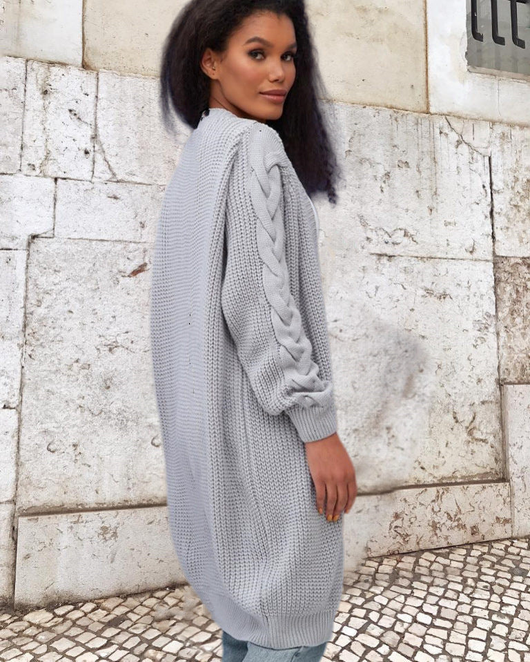 Damen Grobstrickmantel mit eleganten Zopfdetails und lässigem Schnitt EB