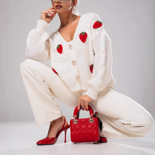 Damen Kurzgeschnittene Strickjacke mit V‑Ausschnitt und gehäkelten Erdbeerapplikationen EB