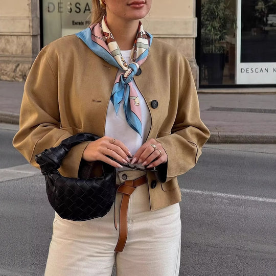 Damen Modische Kurzarmpulloverjacke mit praktischen Taschen und eleganten Knöpfen EB