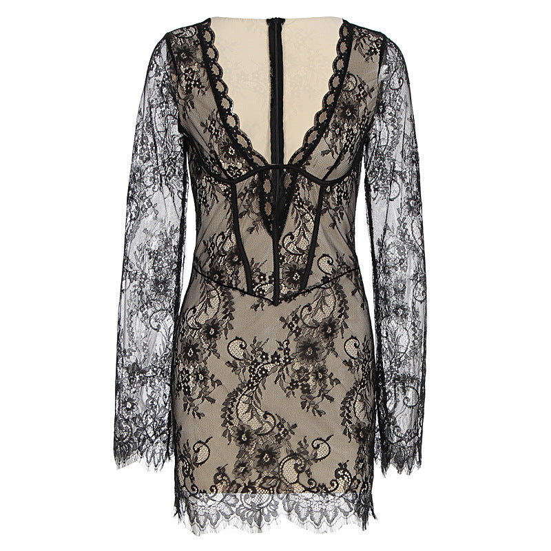 Damen Spitzenkleid mit verführerischem Schnitt und filigranen Details EB