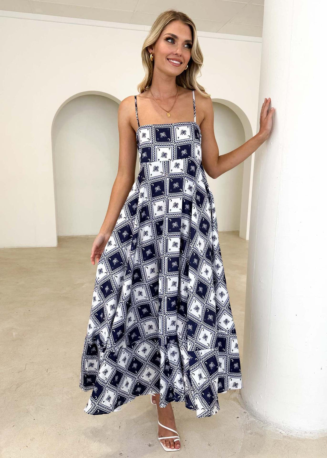 Damen Maxikleid mit fließendem Schnitt und modernem grafischem Muster EB