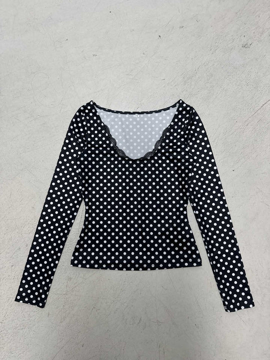Damen nan figurbetontes Punktmuster‑Longsleeve mit Spitzenrand und dezentem Raffungseinsatz EB